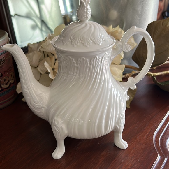 Crown Staffordshire Surrey Collection Teapot, Sugar Pot & Creamer. 3 Piece Set - Picture 9 of 13